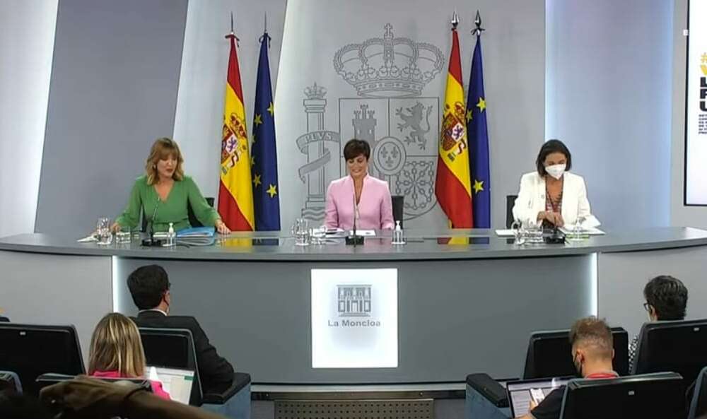 La portavoz del Gobierno, Isabel Rodríguez, la ministra de Industria, Turismo y Comercio, Reyes Maroto, y la ministra de Educación, Pilar Alegría, en la rueda de prensa del Consejo de Ministros.