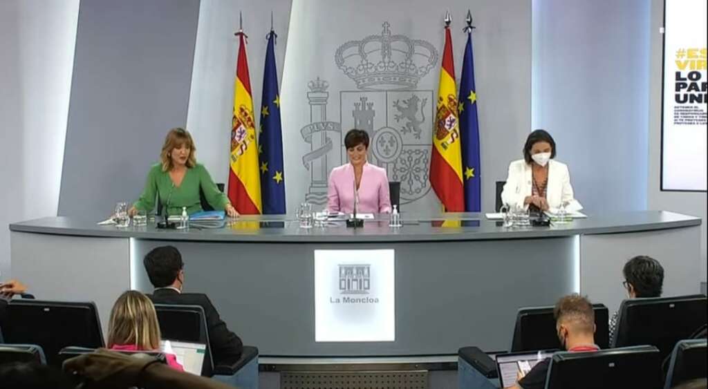 La portavoz del Gobierno, Isabel Rodríguez, la ministra de Industria, Turismo y Comercio, Reyes Maroto, y la ministra de Educación, Pilar Alegría, en la rueda de prensa del Consejo de Ministros.