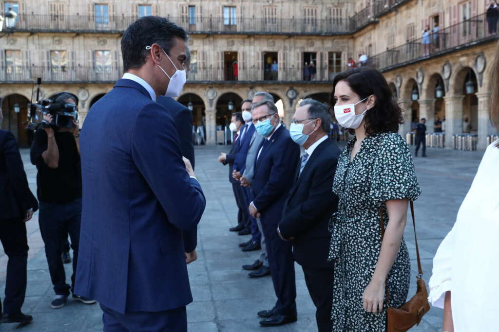 Pedro Sánchez saluda a Isabel Díaz Ayuso antes de la conferencia de presidentes. / Pool Moncloa
