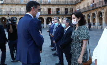 Pedro Sánchez saluda a Isabel Díaz Ayuso antes de la conferencia de presidentes. / Pool Moncloa