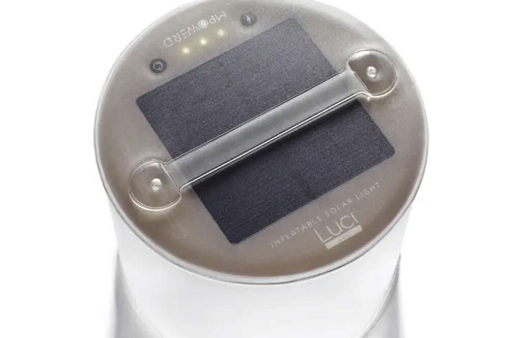 Lámpara solar inflable a la venta en Decathlon