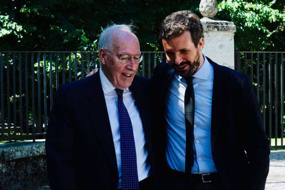El presidente del PP, Pablo Casado, junto al ex diputado popular, Manuel Pizarro. Foto: PP/David Mudarra.