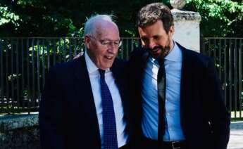 El presidente del PP, Pablo Casado, junto al ex diputado popular, Manuel Pizarro. Foto: PP/David Mudarra.