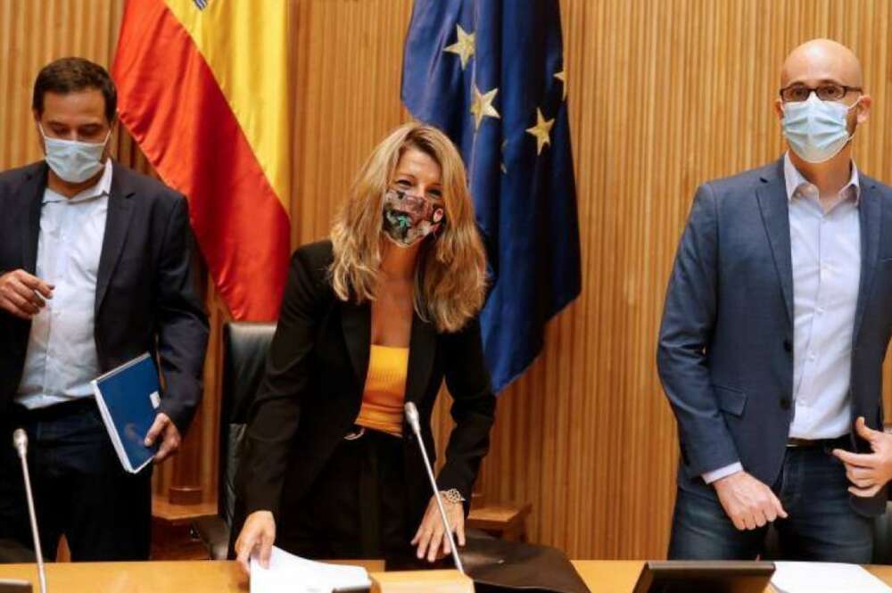 Yolanda Díaz junto a Nacho Álvarez (dcha.) y Josep Vendrell (izq.). / EFE