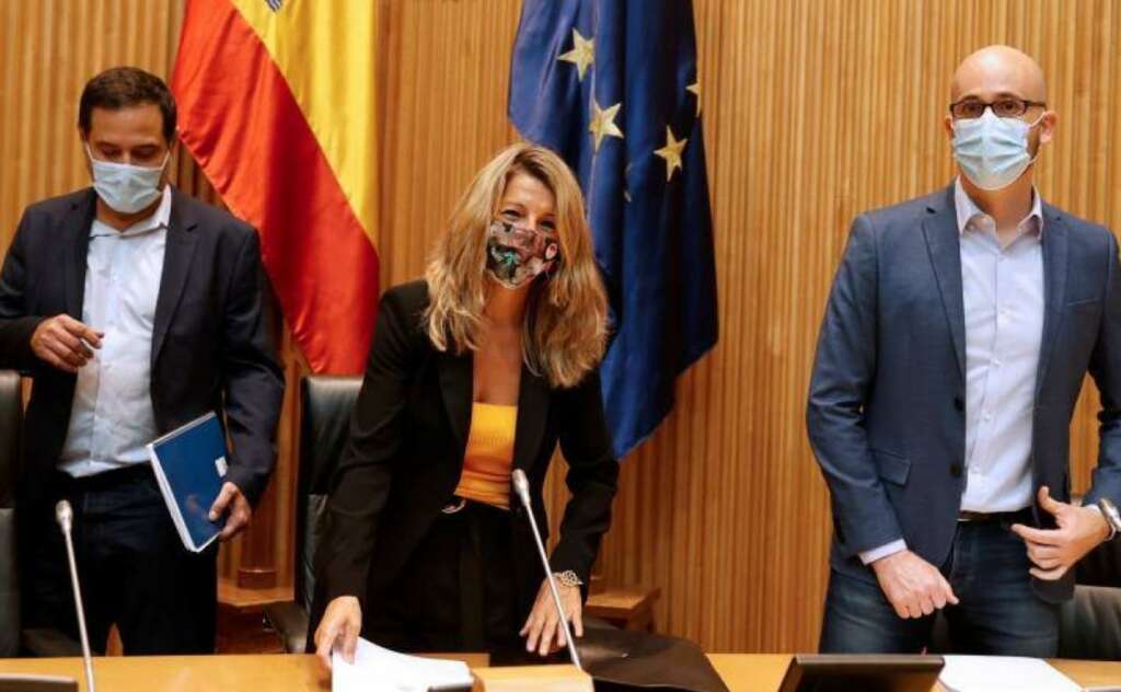 Yolanda Díaz junto a Nacho Álvarez (dcha.) y Josep Vendrell (izq.). / EFE