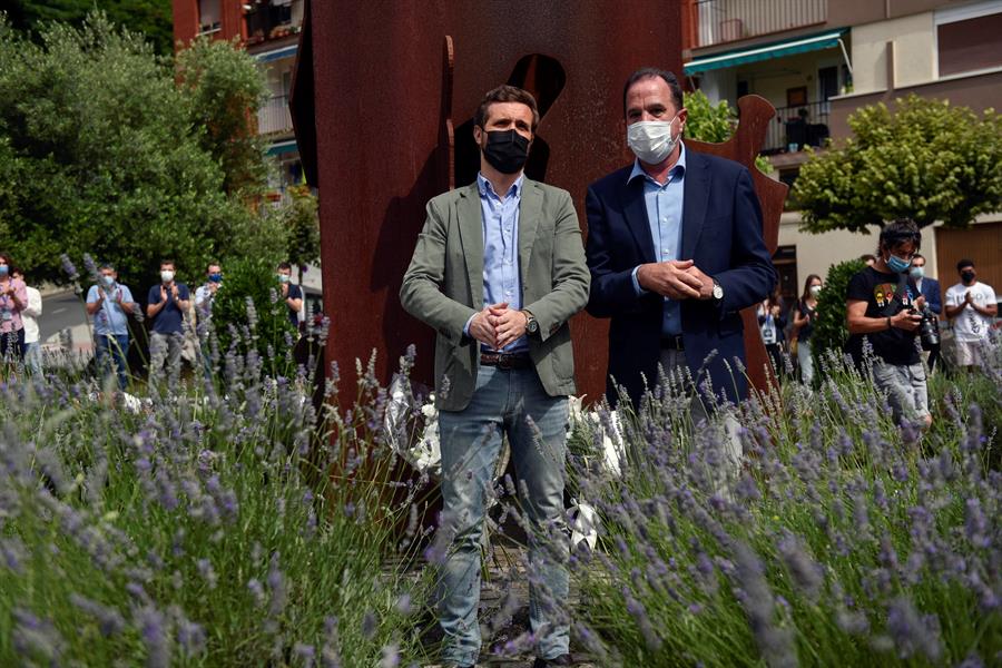 El presidente del Partido Popular, Pablo Casado (i), acompañado del dirigente de esta formación en el País Vasco, Carlos Iturgaiz (d), entre otros, ha participado en una ofrenda floral ante el monumento en memoria de Miguel Angel Blanco en Ermua (Bizkaia). EFE/Miguel Toña