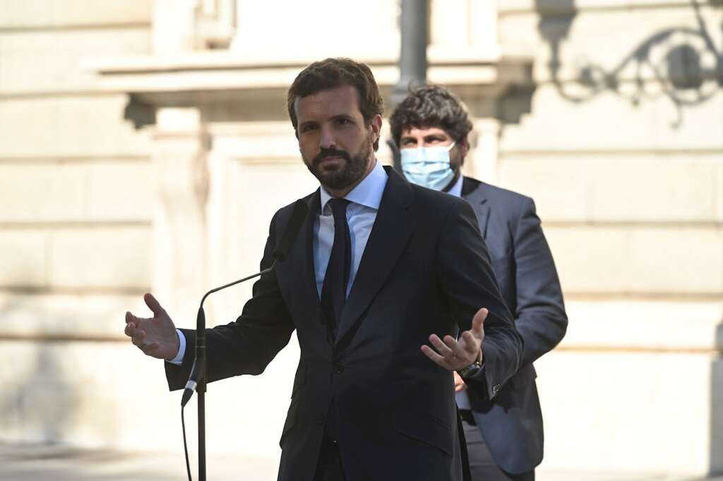 El líder del Partido Popular, Pablo Casado, hace unas declaraciones a la prensa en el ámbito de su participación en el acto de homenaje de estado a las víctimas de la pandemia de la covid-19 y de reconocimiento al personal sanitario, este jueves en el Palacio Real, en Madrid. EFE/Fernando Villar