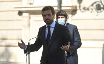 El líder del Partido Popular, Pablo Casado, hace unas declaraciones a la prensa en el ámbito de su participación en el acto de homenaje de estado a las víctimas de la pandemia de la covid-19 y de reconocimiento al personal sanitario, este jueves en el Palacio Real, en Madrid. EFE/Fernando Villar