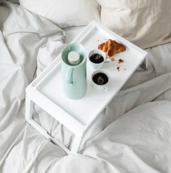 La bandeja Klipsk de Ikea para que desayunes como un rey en la cama