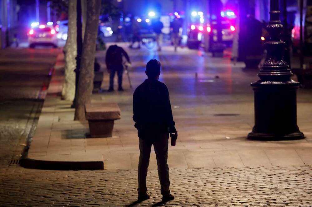 Una persona permanece en las calles de Barcelona de noche./ EFE