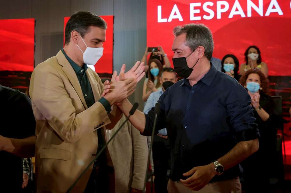 El presidente del Gobierno y secretario general del PSOE, Pedro Sánchez, junto al candidato socialista a la Junta, precandidato a la Secretaría General del PSOE-A y alcalde de Sevilla, Juan Espadas (d) saludan a los asistentes al acto que su partido celebra hoy en Sevilla. EFE/Julio Muñoz