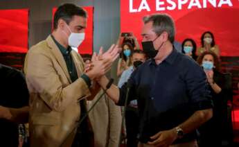 El presidente del Gobierno y secretario general del PSOE, Pedro Sánchez, junto al candidato socialista a la Junta, precandidato a la Secretaría General del PSOE-A y alcalde de Sevilla, Juan Espadas (d) saludan a los asistentes al acto que su partido celebra hoy en Sevilla. EFE/Julio Muñoz