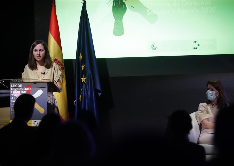  La ministra de Derechos Sociales y Agenda 2030, Ione Belarra (i), presenta las principales claves de la futura Ley de Diversidad Familiar y Apoyo a las Familias, en una jornada en la que intervienen responsables y expertos de la Comisión Europea, del ámbito universitario y de la OCDE. EFE/ J. P. Gandul