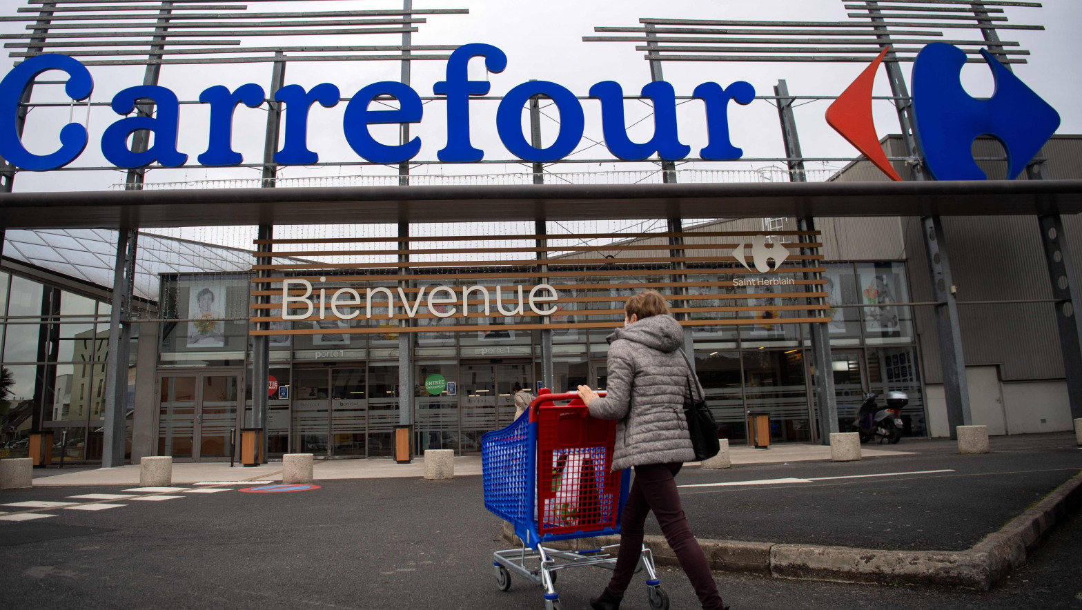 Exterior de un supermercado de Carrefour