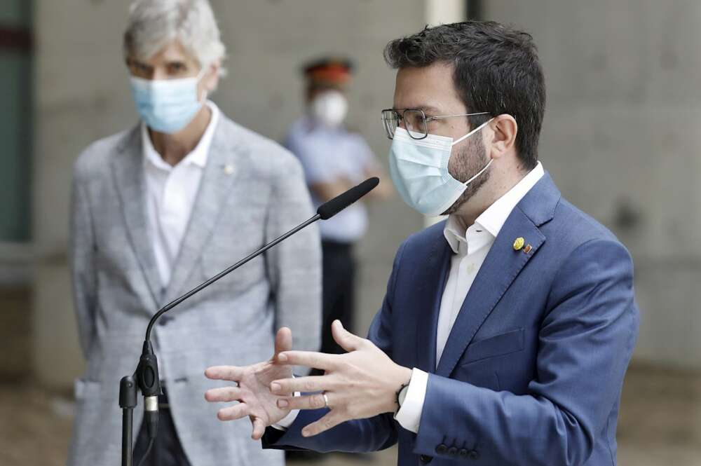 El presidente de la Generalitat, Pere Aragonés, acompañado por el conseller de Salud, Josep Maria Argimon (i), atendieron a los medios tras reunirse esta mañana con trabajadores del Hospital Universitario de Bellvitge para conover la evolución de la pandemia. EFE/ Andreu Dalmau