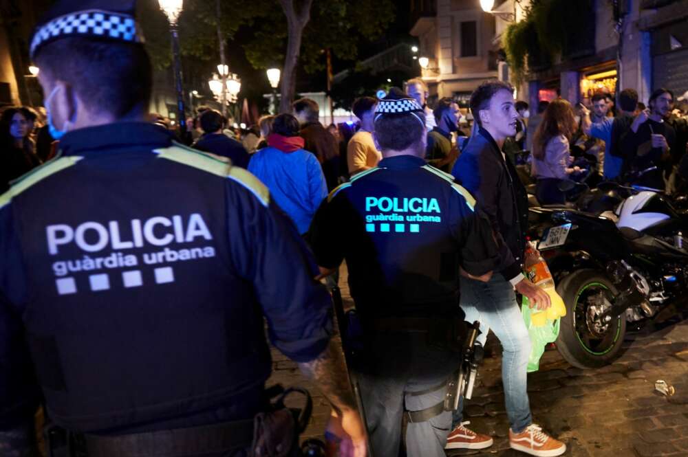 La Guardia Urbana y los Mossos d'Esquadra, disolviendo un botellón. EFE/Alejandro García/Archivo