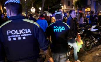 La Guardia Urbana y los Mossos d'Esquadra, disolviendo un botellón. EFE/Alejandro García/Archivo