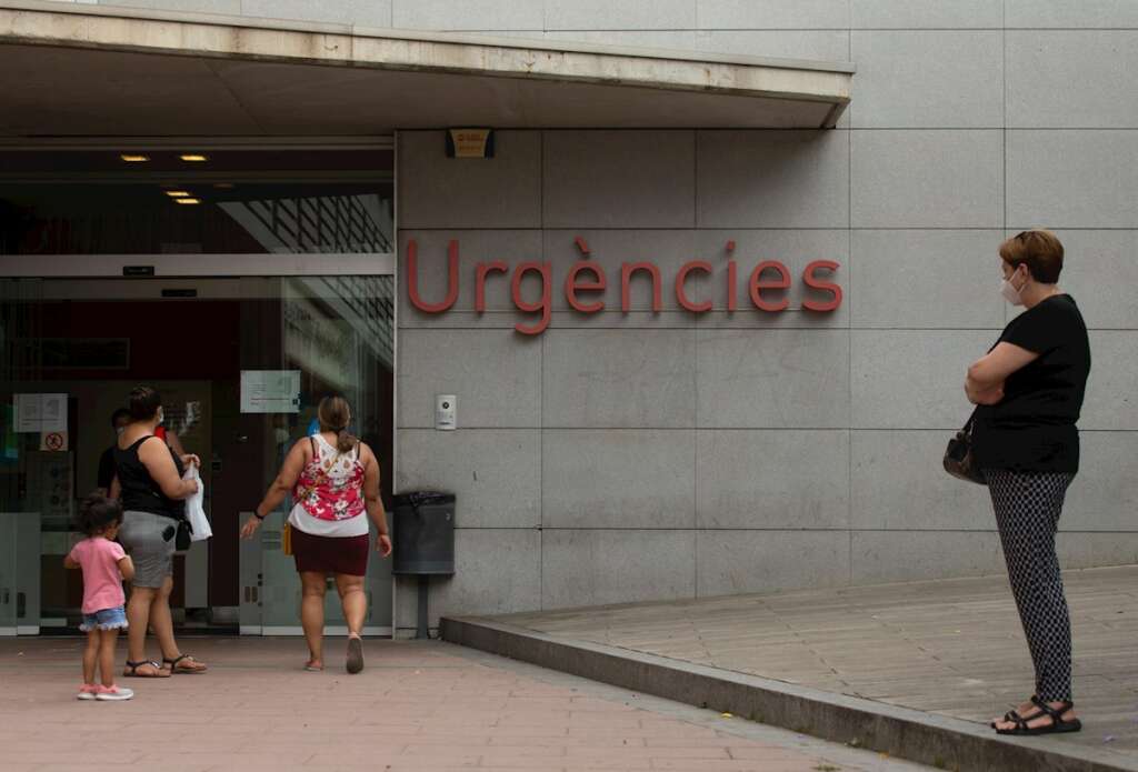 Entrada del Centre Integral Salud Cotxeres de Barcelona este martes cuando el aluvión de contagios. EFE/Alejandro García.