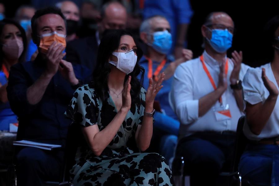 MADRID, 17/07/2021.- La líder de Ciudadanos, Inés Arrimadas, aplaude la intervención del vicesecretario general de Ciudadanos, Edmundo Bal, en la inauguración este sábado de la primera Convención política de la formación naranja. EFE/Fernando Alvarado