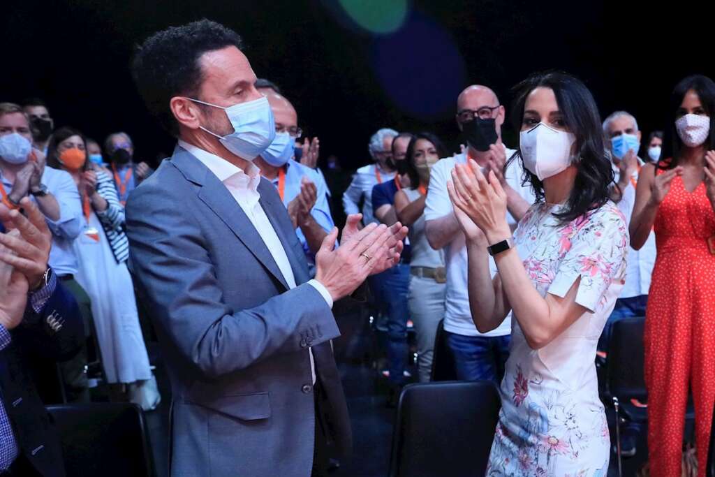  La presidenta de Ciudadanos, Inés Arrimadas (d), y el vicesecretario general, Edmundo Bal, aplauden durante la clausura, este domingo en Madrid, de la primera Convención política de su formación, que ha dejado claro que no se fusionará con el PP y que busca afianzarse en un espacio independiente de centro liberal, al tiempo que cierra filas con sus dirigentes territoriales. EFE/Fernando Alvarado