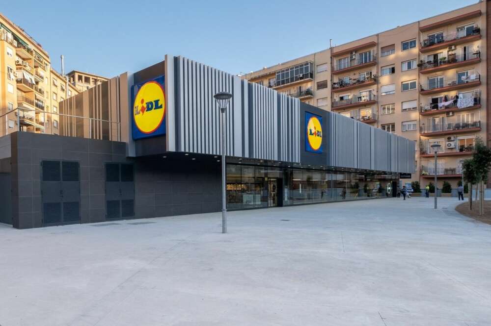 Fachada exterior de un supermercado de Lidl