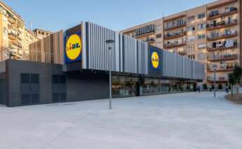 Fachada exterior de un supermercado de Lidl