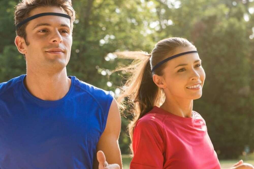 Las diademas deportivas evitan que el sudor se deslice por la frente y la cara