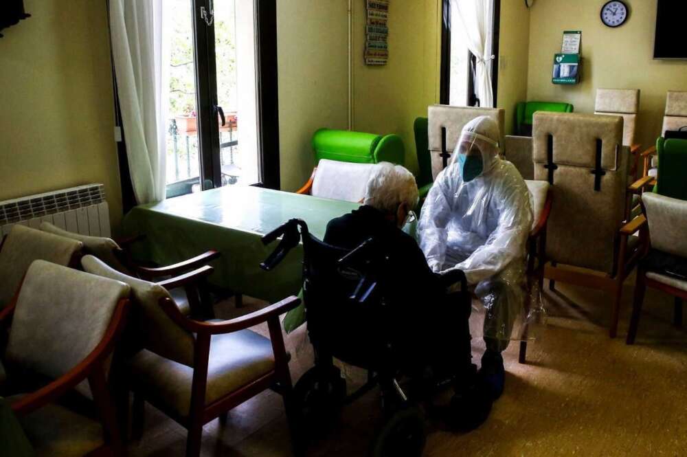 Más de 80 residencias de ancianos de Cataluña registran casos de Covid. // EFE