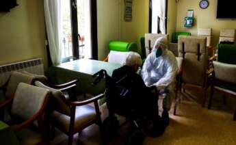 Más de 80 residencias de ancianos de Cataluña registran casos de Covid. // EFE