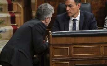 La orden de Marlaska de aplicar la Ley Mordaza a las multas del estado de alarma se convierte en un blindaje para Pedro Sánchez. // EFE