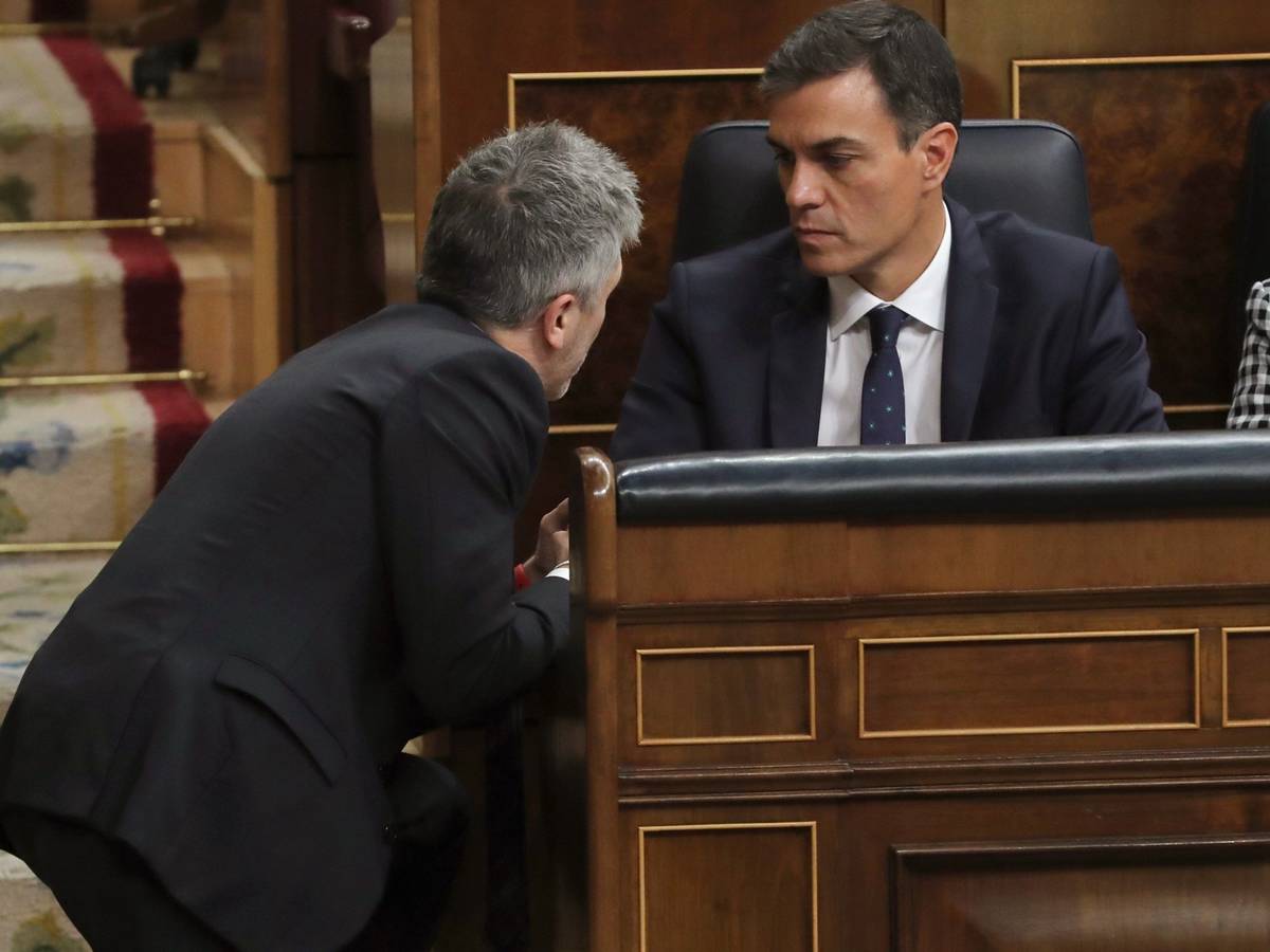 La orden de Marlaska de aplicar la Ley Mordaza a las multas del estado de alarma se convierte en un blindaje para Pedro Sánchez. // EFE