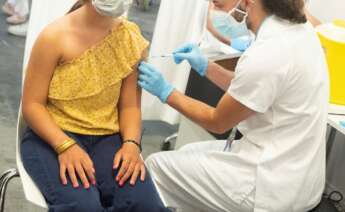 Los vacunados tienen tres veces menos riesgo de contagiarse de covid. En la imagen, una joven recibe la vacuna contra la Covid-19 en Cataluña. EFE/Marta Pérez