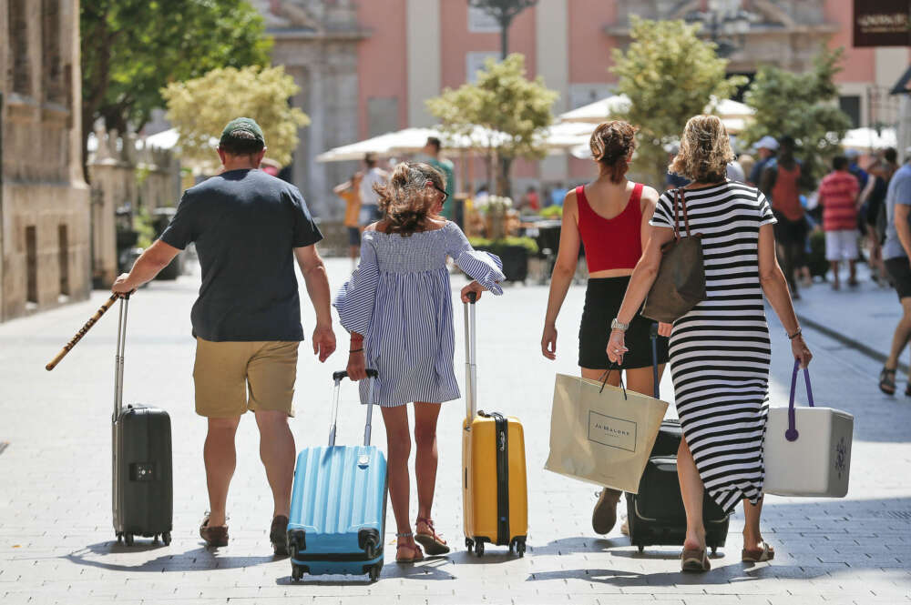 La Covid aleja de España al turismo internacional: 5,5 millones menos de visitantes que en julio de 2019.