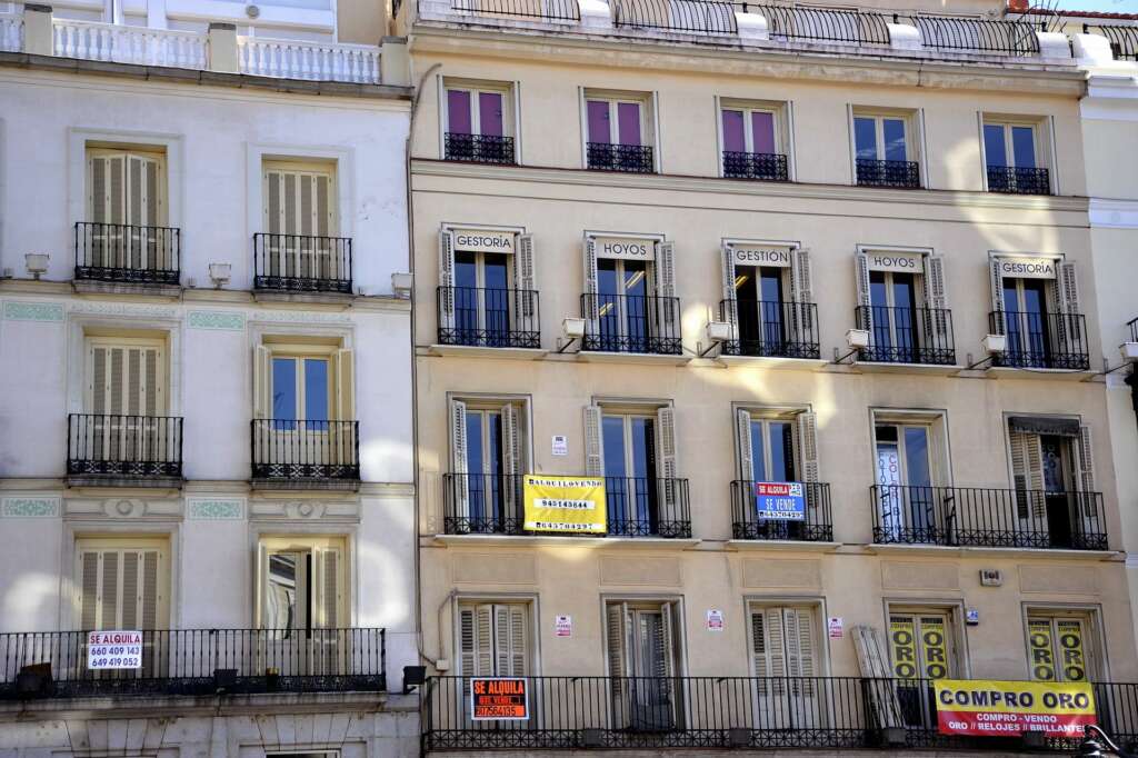 La nueva Ley de Vivienda regulará el precio de las viviendas de alquiler de pequeños y grandes propietarios. En la imagen, la fachada de un edificio de la capital en la que diferentes carteles de venta y alquiler de pisos. EFE/Archivo