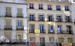 La nueva Ley de Vivienda regulará el precio de las viviendas de alquiler de pequeños y grandes propietarios. En la imagen, la fachada de un edificio de la capital en la que diferentes carteles de venta y alquiler de pisos. EFE/Archivo