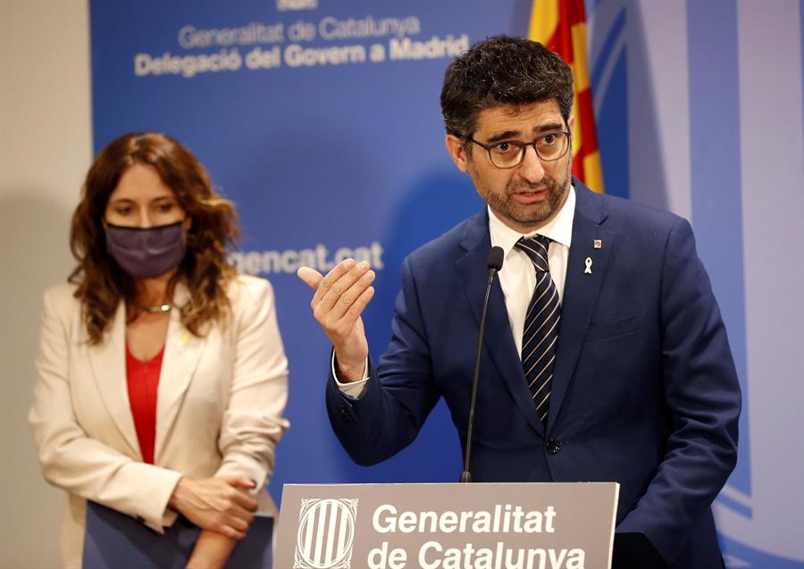 El vicepresidente catalán y conseller de Políticas Digitales y Territorio, Jordi Puigneró, y la consellera de la Presidencia, Laura Vilagrà, durante una rueda de prensa tras su reunión con la ministra de Política Territorial, Isabel Rodríguez, este lunes en Madrid con motivo de la reactivación de la Comisión Bilateral Estado-Generalitat entre los gobiernos central y catalán. EFE/J.P Gandul