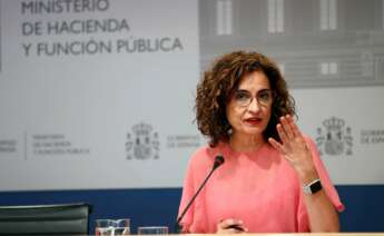 La ministra de Hacienda y Función Pública, María Jesús Montero, atiende a la prensa tras reunirse por vía telemática con las comunidades autónomas en la Conferencia Sectorial del Plan de Recuperación, Transformación y Resiliencia, para abordar el reparto territorial de los fondos europeos que recibirá España este año. EFE/Chema Moya