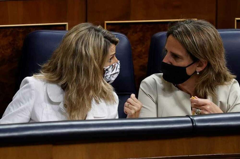 Podemos alenta las manifestaciones contra su Gobierno por el precio de la luz. En la imagen, Yolanda Díaz (UP) y Teresa Ribera (PSOE), conversando durante un pleno parlamentario./ EFE