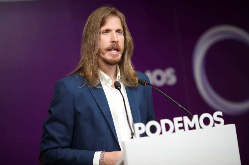 Pablo Fernández, de Podemos, echa en cara al PSOE las puertas giratorias en las eléctricas en plena subida de la luz. // EFE