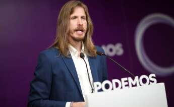 Pablo Fernández, de Podemos, echa en cara al PSOE las puertas giratorias en las eléctricas en plena subida de la luz. // EFE