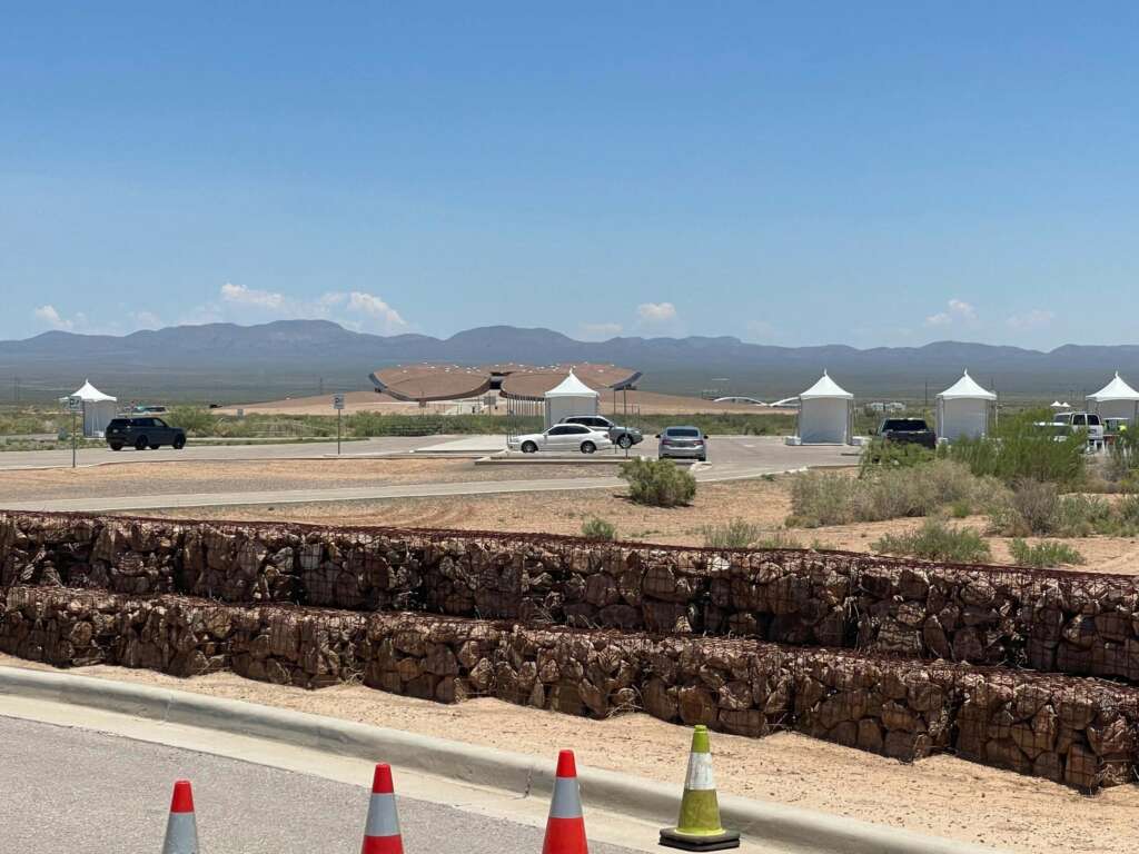 Vista general del edificio Spaceport America, cuya propiedad es del estado de Nuevo México, y que pretende ser un punto de referencia para el turismo espacial en los próximos años hoy, en Truth or Consequences, Nuevo México (EE.UU.). 