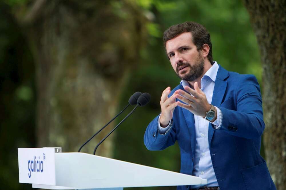 El PP de Casado ganaría las elecciones con 30 escaños más que el PSOE de Sánchez. El presidente del Partido Popular, Pablo Casado, durante su intervención este domingo en el inicio del curso político del Partido Popular que se ha celebrado en La carballeira de Cerdedo-Cotobade. EFE / Salvador Sas