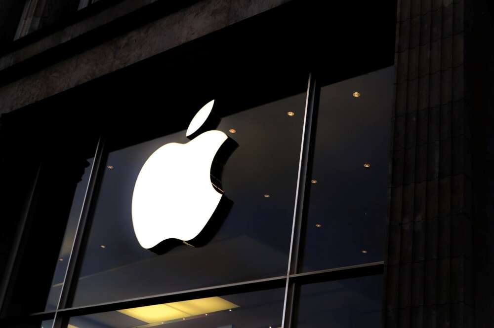 Tienda de Apple de color negro con el logotipo de la marca en blanco.