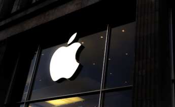 Tienda de Apple de color negro con el logotipo de la marca en blanco.