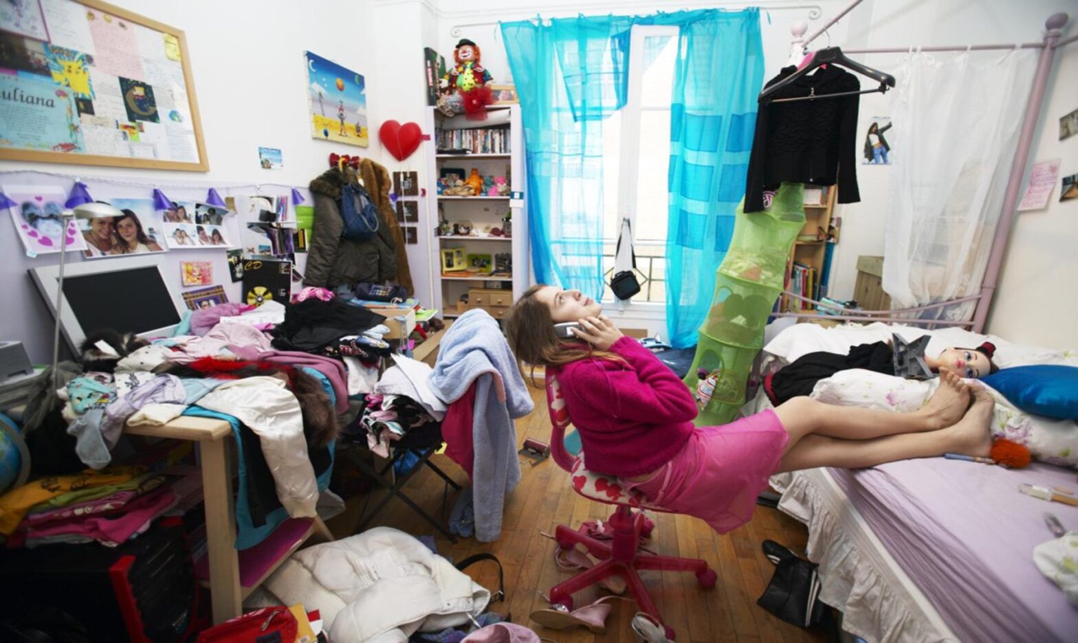 Mujer en dormitorio desordenado.