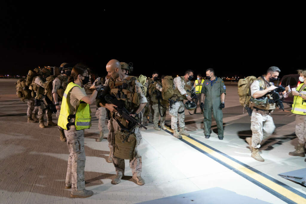 Militares españoles partieron rumbo a Afganistán para la repatriación de los españoles. // Pool Moncloa 