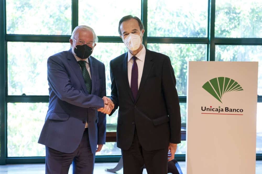 El presidente de Unicaja Banco, Manuel Azuaga y el consejero delegado, Manuel Menéndez cierran la fusión.