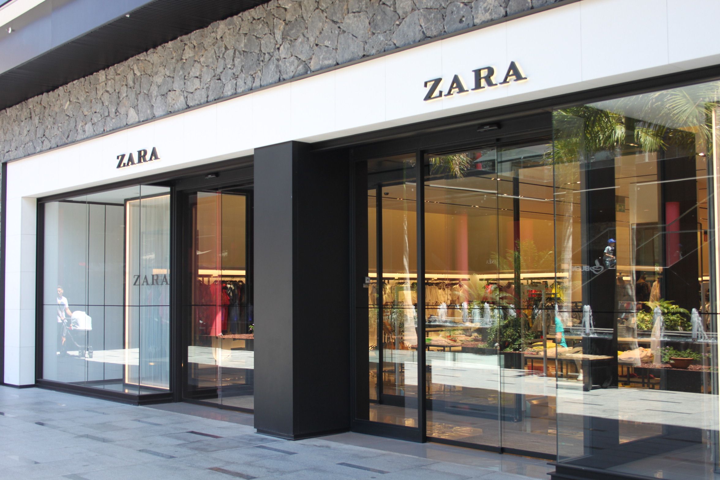 Este pantalón de Zara con efecto vientre plano esta arrasando