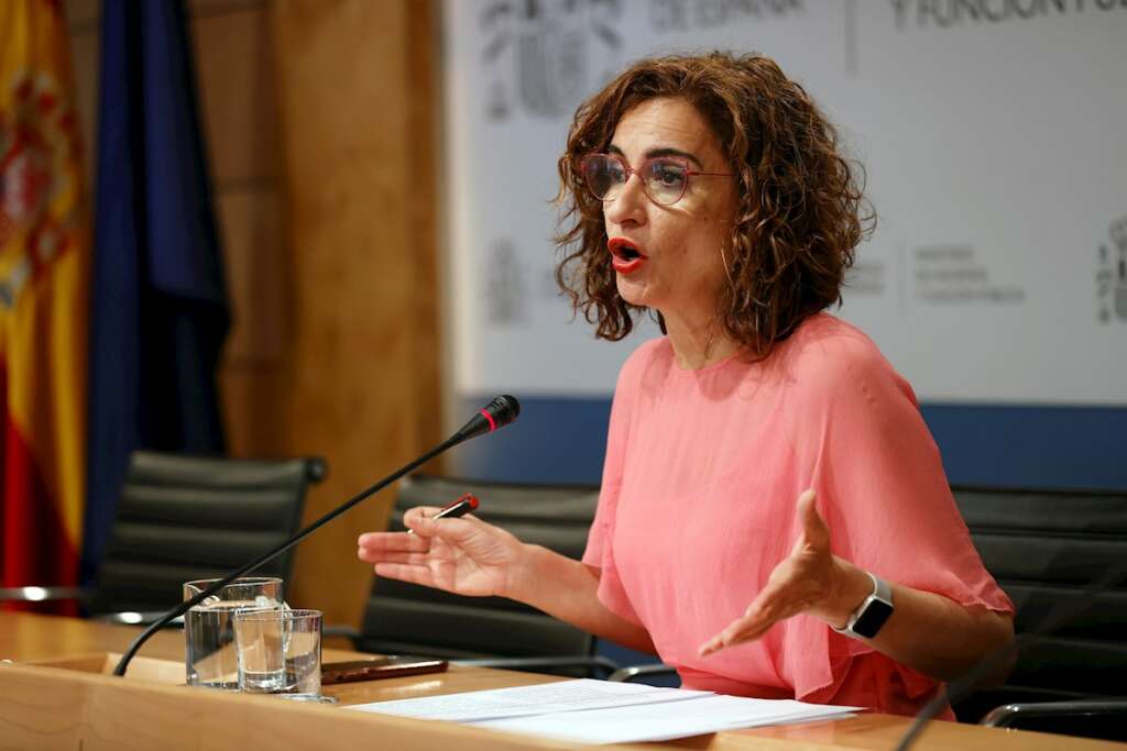 La ministra de Hacienda y Función Pública, María Jesús Montero, atiende a la prensa tras reunirse por vía telemática con las comunidades autónomas en la Conferencia Sectorial del Plan de Recuperación, Transformación y Resiliencia, para abordar el reparto territorial de los fondos europeos que recibirá España este año. EFE/Chema Moya