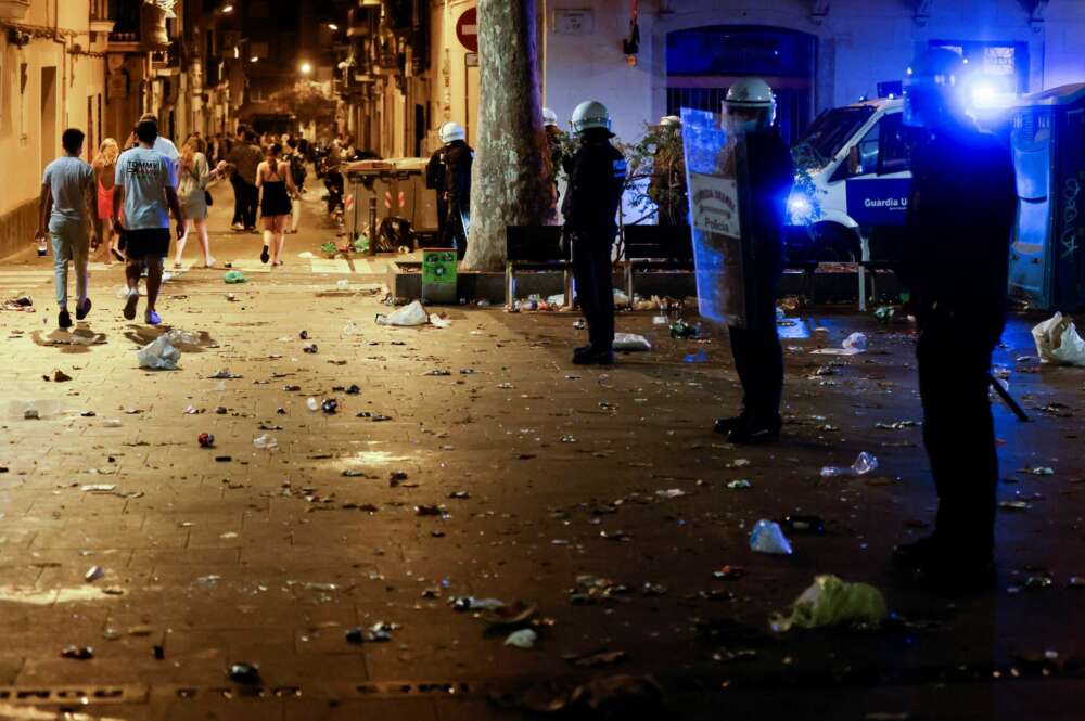 La Guardia Urbana desaloja por aglomeraciones las plazas del barrio Gràcia de Barcelona de la ciudad durante sus fiestas / EFE